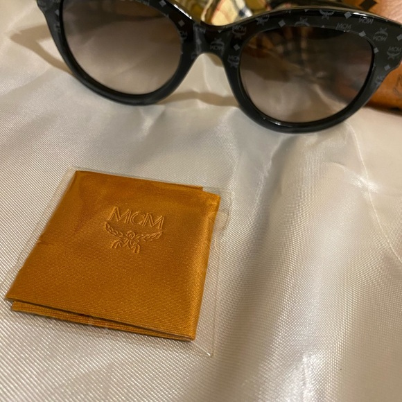 MCM NEW AUTHENTIC Sunglasses Made in Italy. Original Hard Case No Box - Picture 14 of 15
